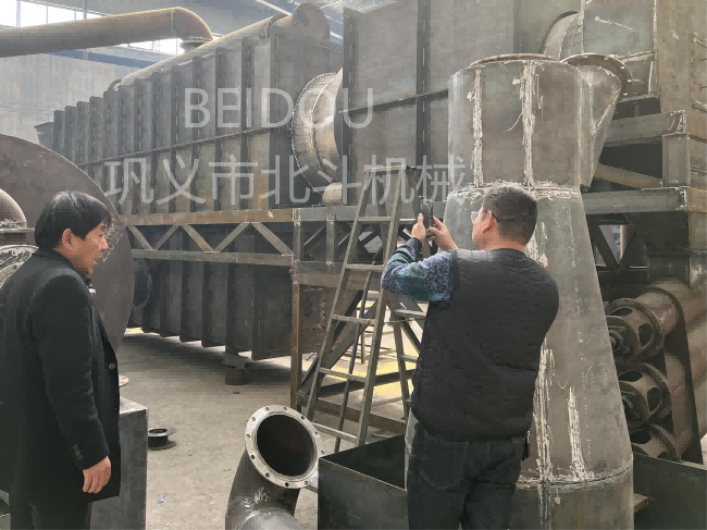 已签订合同客户前来查看骚片AV蜜桃精品一区生产进度