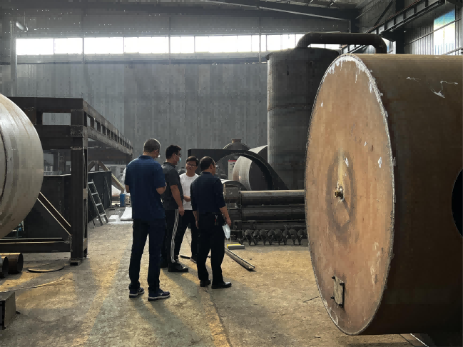 业务经理为客户详细介绍骚片AV蜜桃精品一区配套设备