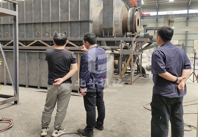 湖南客户来我厂参观麻杆骚片AV蜜桃精品一区