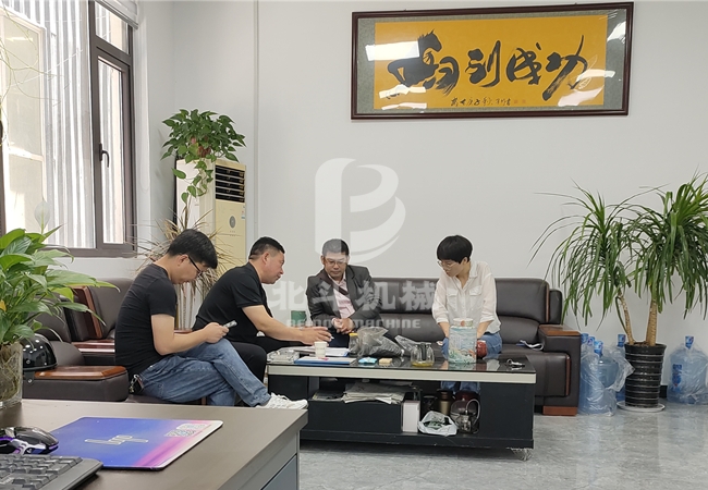 印尼客户来白丝紧致爆乳自慰喷水AV蜜桃机械洽谈骚片AV蜜桃精品一区业务