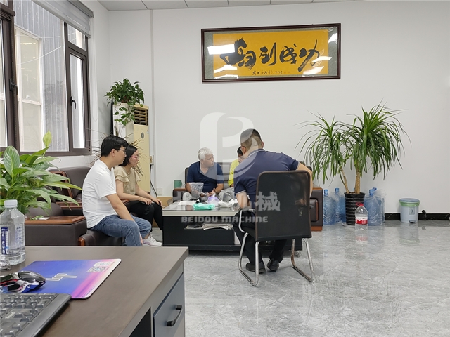 白丝紧致爆乳自慰喷水AV蜜桃机械热情接待远道而来的印度客户