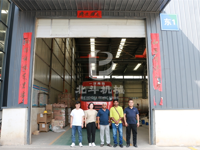 印尼客户参观骚片AV蜜桃精品一区生产车间后与公司达成了合作意向