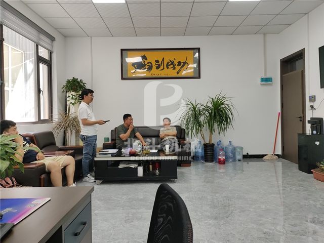 参观骚片AV蜜桃精品一区的客户络绎不绝,洽谈合作正忙时