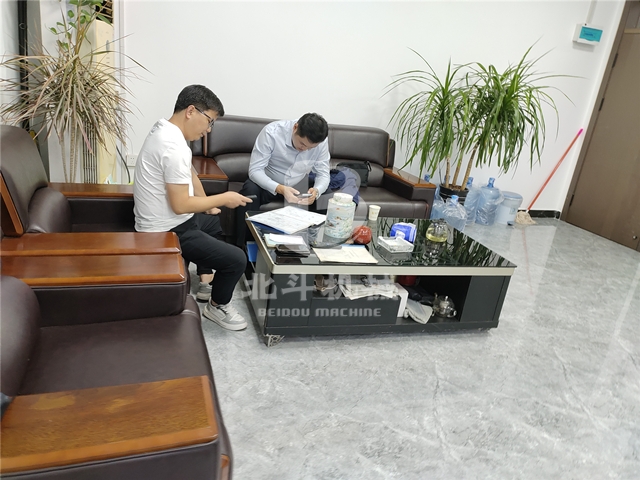 苏州客户慕名考察我厂竹木骚片AV蜜桃精品一区