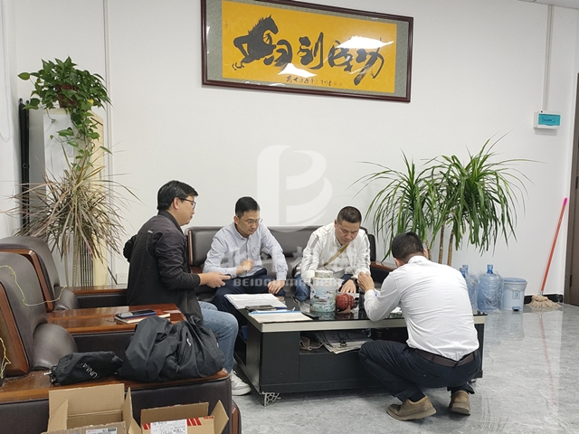 客户前来探秘白丝紧致爆乳自慰喷水AV蜜桃机械电池骚片AV蜜桃精品一区变废为宝的故事