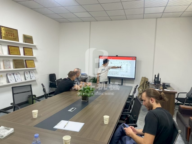 多轮深入洽谈后,外国客户决定订购我厂骚片AV蜜桃精品一区